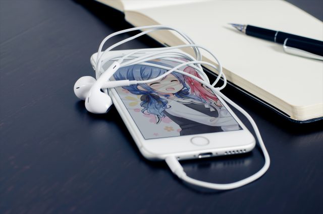mockDrop_iPhone 6 wrapped in earbuds